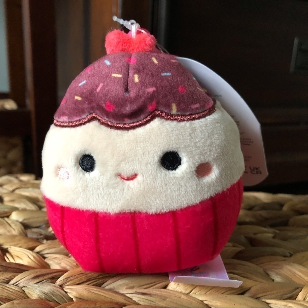 Squishmallow Elpha the Cupcake Clip, Valentine’s Day, First to print, 3.5”